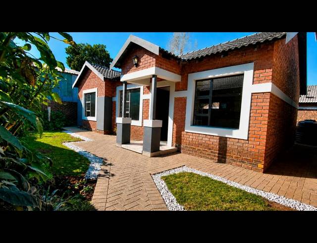 2 BEDROOM TOWNHOUSE FOR SALE IN HEUWELSIG